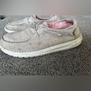 Hey Dudes Wendy Chambray White Nut slip on loafers women’s 9shoes.